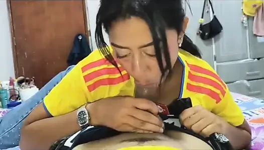 Setelah pertandingan, saudara tiri saya merekam saya memberinya seks oral yang kaya