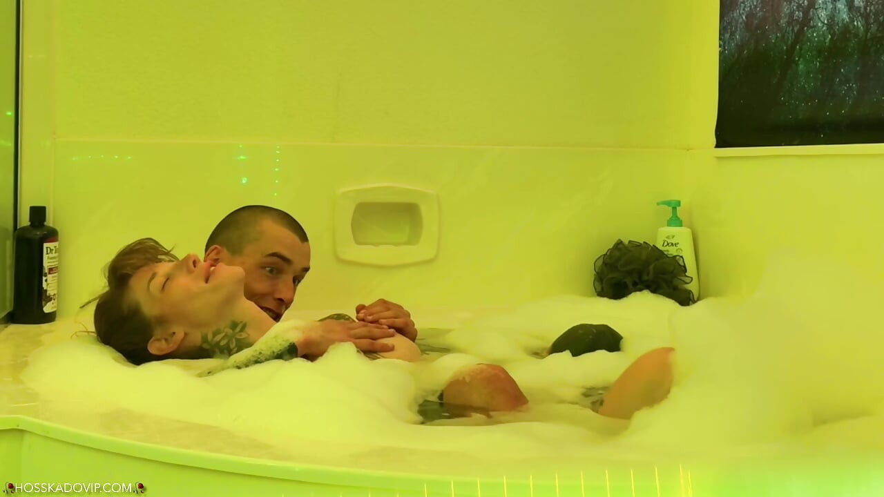 Romantische bad pijpbeurten aftrekken praten grote lul getatoeëerde papa Hoss Kado mooi transmeisje Gray Perrier meerdere cumshots