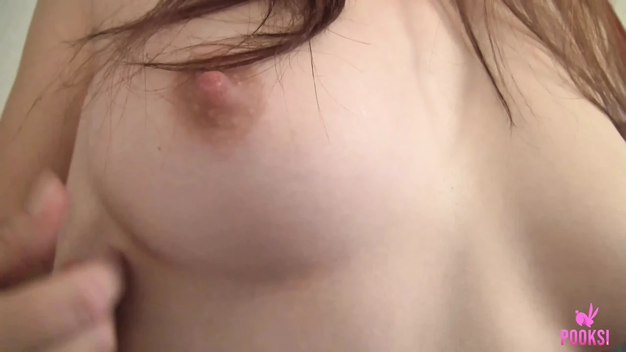 穿着白色和黑暗条纹袜子的活泼奶子Amira s玩弄自己！