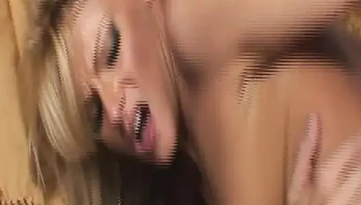 Sarışın orta yaşlı seksi kadın gırtlağına kadar alıyor ve damlayan deliğini parmaklıyor