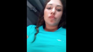 Hermosa joven caliente masturbándose en el asiento trasero de un coche