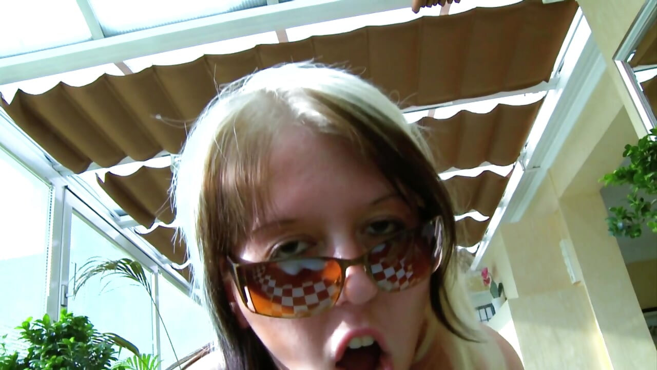 Sexig blond brud älskar en POV suger med sin kille