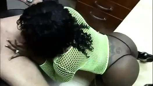 Schwarze milf mit riesigen möpsen liebt großen schwanz in der muschi im mund ... schwarz und weiß