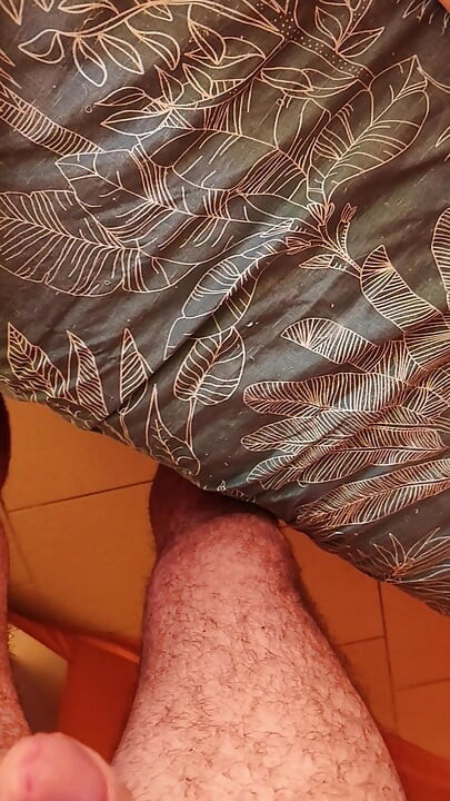 Η Milf με μπικίνι προσκαλεί νεαρό άνδρα από κάμπινγκ μετά την πισίνα για στυλ σκυλάκι