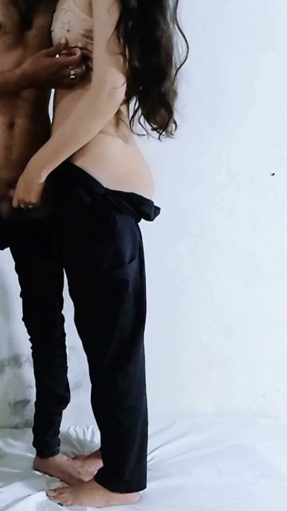 Indyjski student wioski rucha swoją szkolną dziewczynę 18+ w prawdziwym wyciekanym filmie MMS | Klip 1