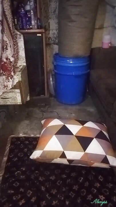 Dögös fekete csaj jógázik