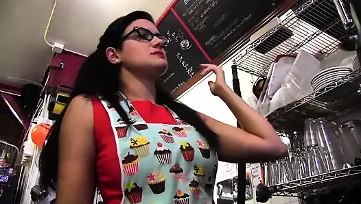 Mutfakta dondurmayla oynayan iki lezbiyen