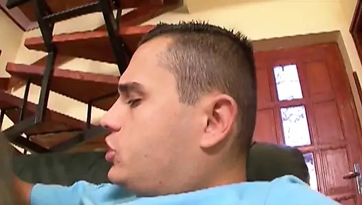 Büyük memeli olgun nine her iki deliğini de siktiriyor