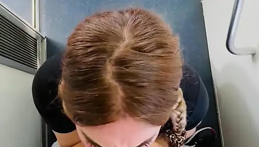 Ich habe den Schwanz meines Freundes an verschiedenen Stellen gelutscht