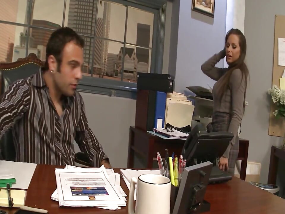 Vruća Office_scene_2_hot brineta s velikom guzicom jebe se sa šefom u uredu