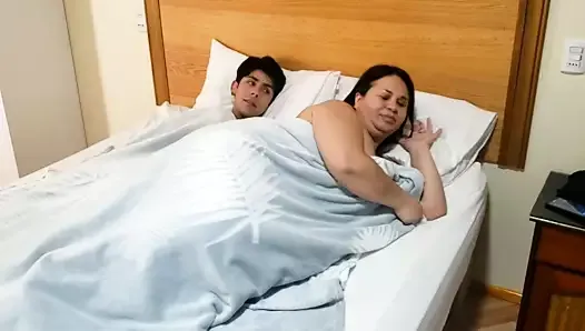 Madrasta visita a cama do enteado e cavalga com ele como vaqueira - puta bbw