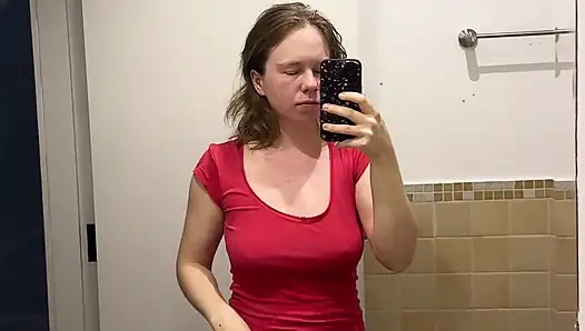 Tişörtüyle büyük meme uçlarını görebilirsiniz