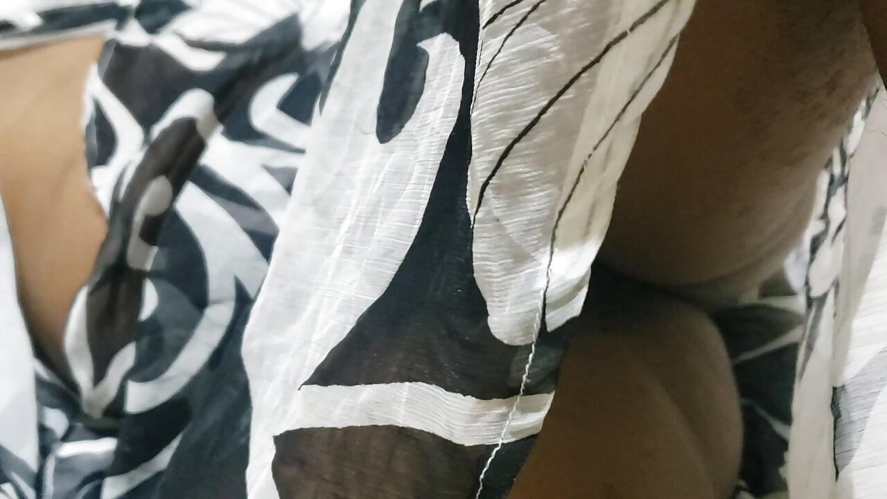 Chatte poilue très sexy et doigtage amateur en solo