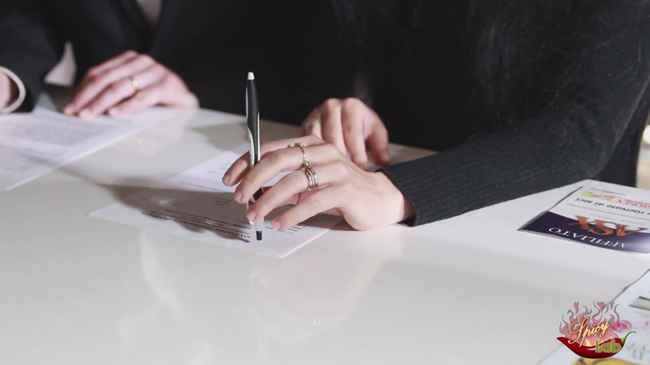 ホットなリアルカップルのためのスインガークラブでの初