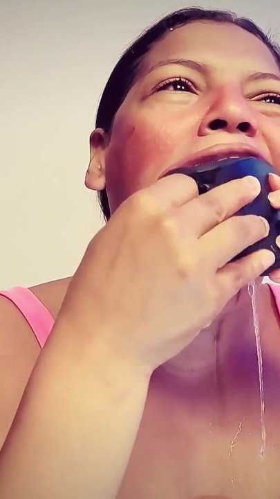 私の口は楽園 ディープスロートで濡れた膣と大きな自然な胸を見せる |クリップ1