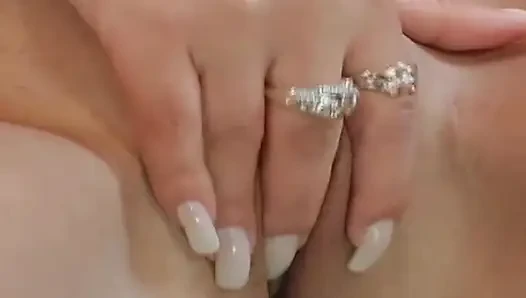 Blondes schätzchen fingert ihre tropfende muschi zu explosivem orgasmus