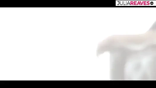 Yüksek topuklu azgın bayan sevgilisinin üstüne çıkıyor