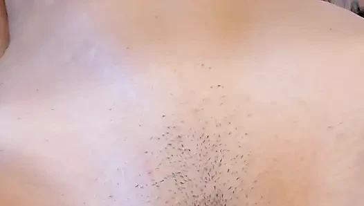 Sıcak ev hanımı şöminenin yanında mastürbasyon yapıyor ve yoğun ve birden fazla orgazm yaşar.