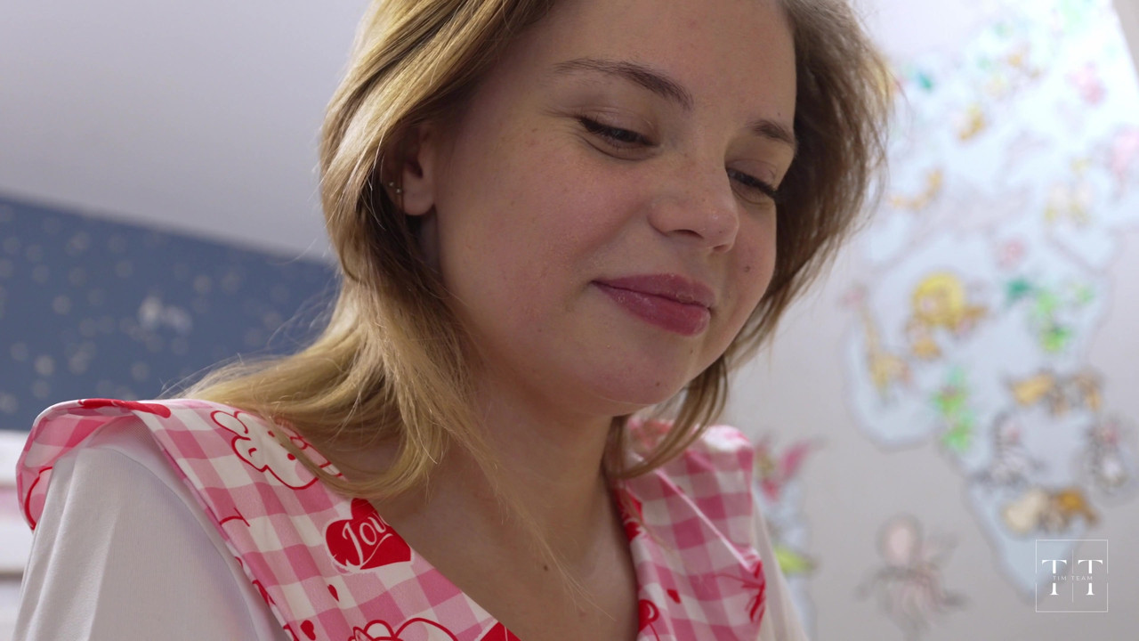 あなたはとても悪い女の子でした、ベラ!継父ティムはあなたを罰します