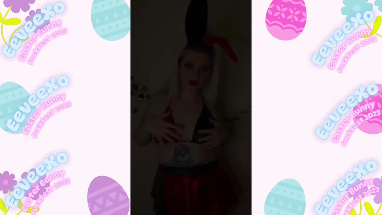 Bunny chica montando consolador
