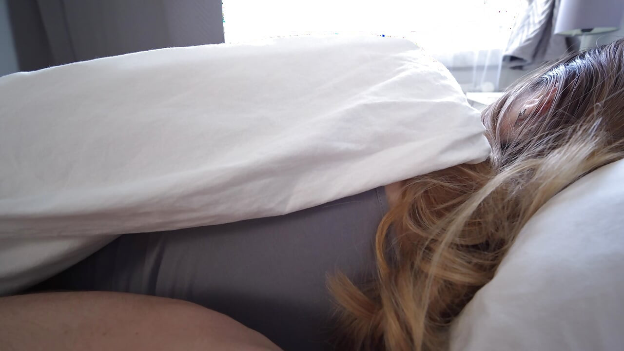 Morning Wood convertida en sexo duro en la cama - por Yeloly