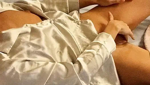 Горячая жена будит уже возбужденную и трахает себя пальцами, ей определенно нужно трахаться все чаще и чаще...