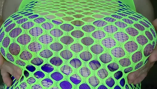 Memek becek tante nakal neon green fishnet dientot habis-habisan pakai dildo ukuran XL sampai orgasme