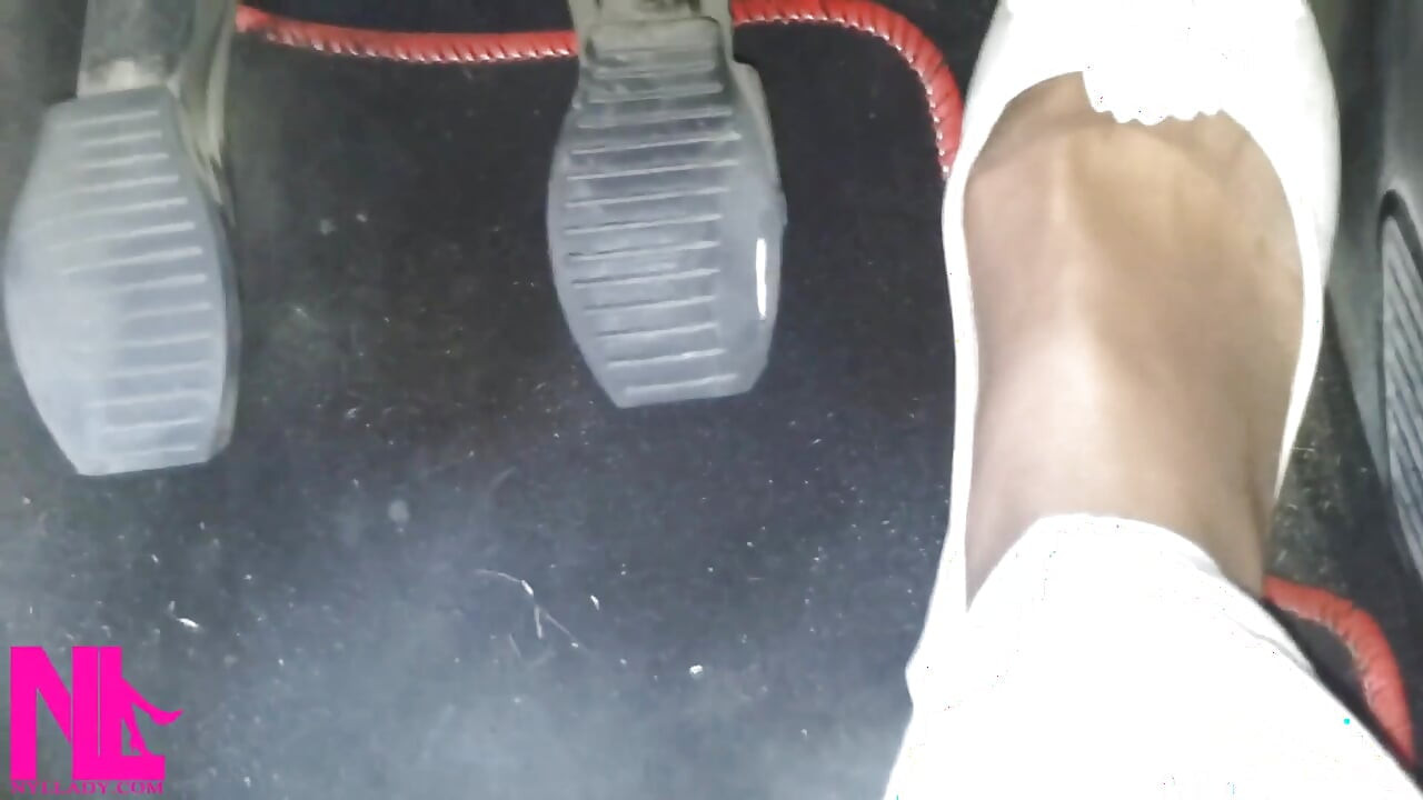 Pedalpumpen und fahren auf der Autobahn in weichen abgenutzten Wohnungen und Nylonsocken
