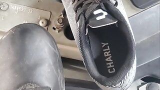 El mecánico volvió a encontrar zapatos de fútbol en la minivan del cliente