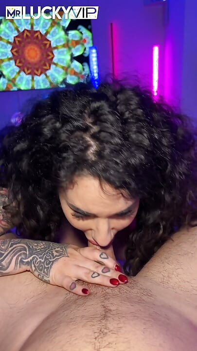 Arabelle Raphael nyder vibrator og analkneppe, indtil hun kommer