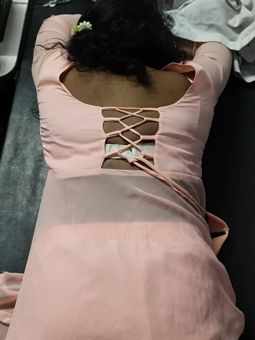 Ele trouxe sua linda namorada para sua casa e fez sexo com ela quando sua família não estava em casa