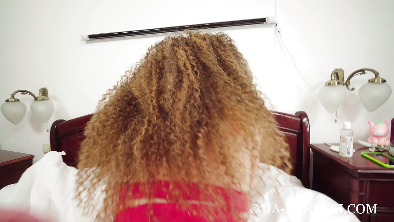 호위. 그녀의 엉덩이를 따먹을려고 예약한 Mia