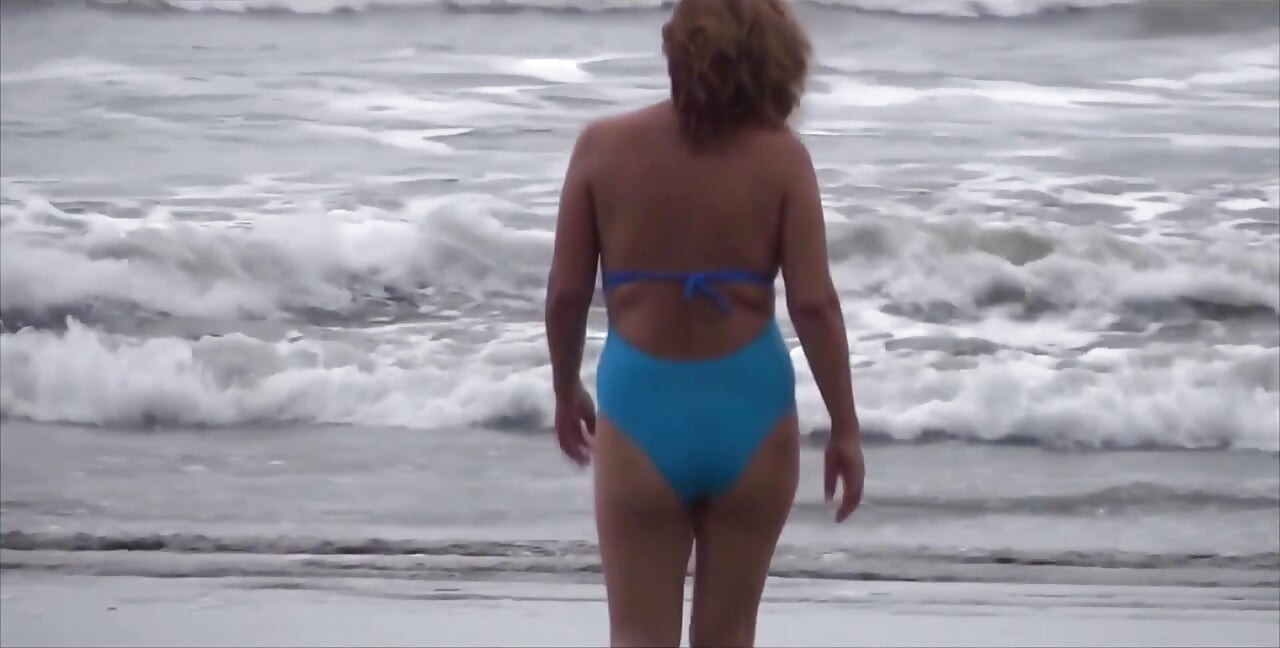 Izlažem se na plaži i prije nego što pojebem neznanca, pomokrim pred njim