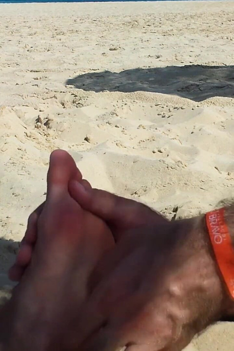 Mig bliver kildet på mine fødder på stranden