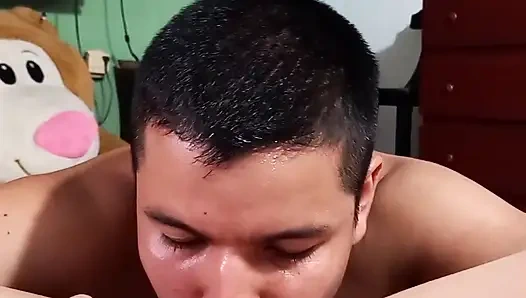 Незнакомец облизывает её киску, пока она не кончает, разговаривая по телефону с мужем.