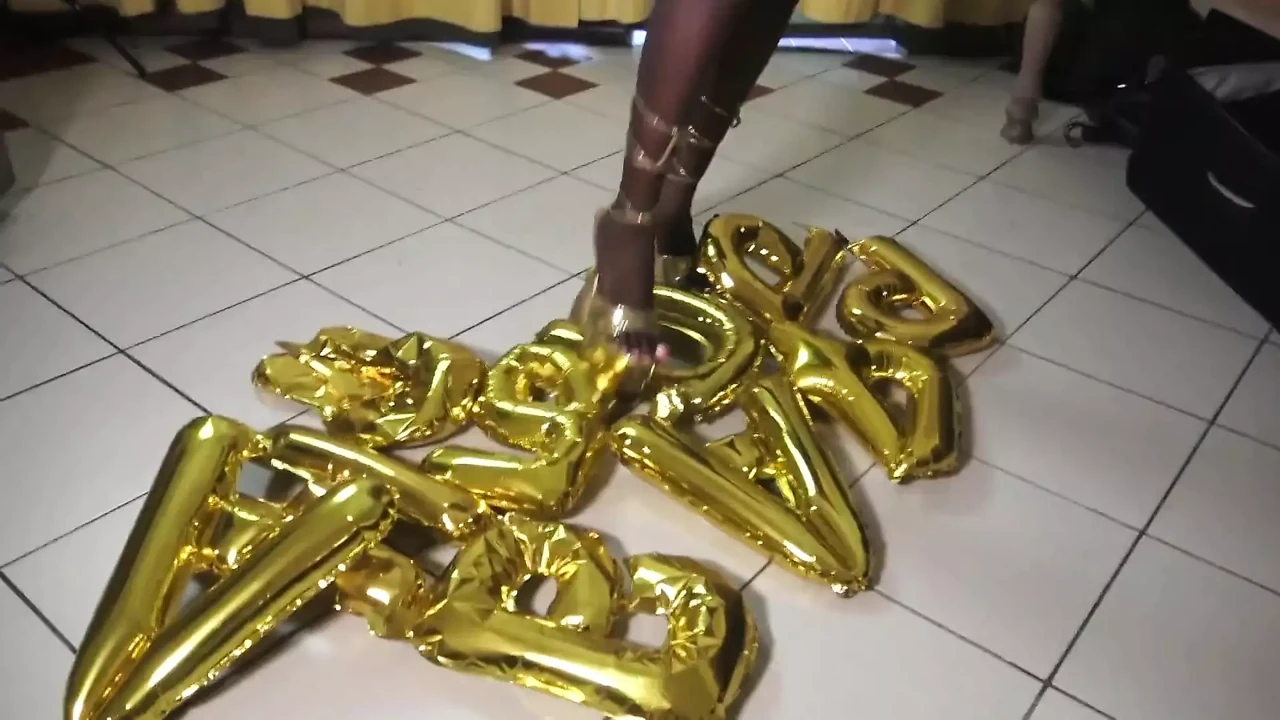 Ebony Balloon Heel Crushing!