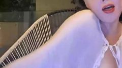 Rose McGowan выставляет напоказ ее большие груди в замедленной съемке