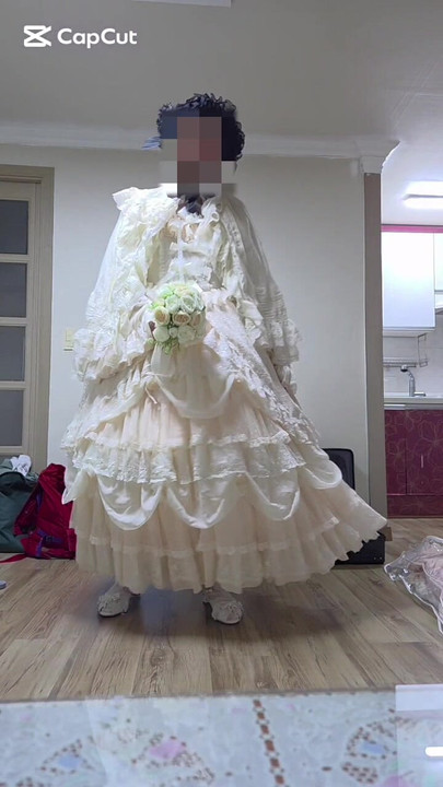 Crossdresser se samozadovoljava u haljini