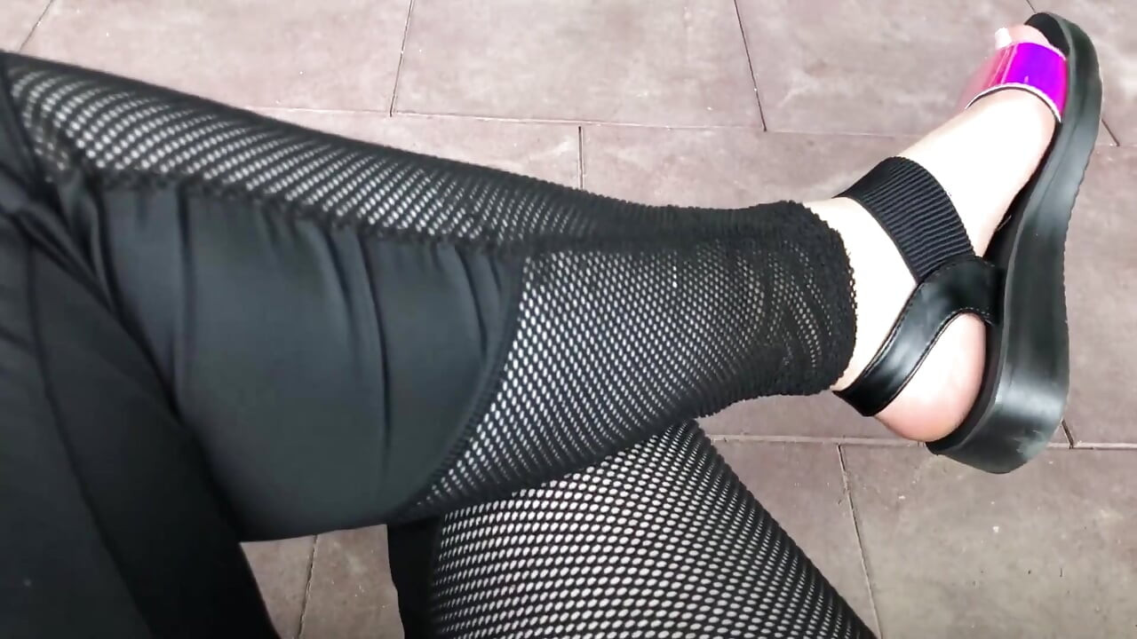 Mis nuevas sandalias brillantes y dedos de los pies se burlan al aire libre
