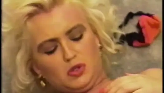 Lesbians blonde pussy licking dildo penetration
