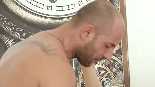 Sextrainer-blondine Bekommt Wildes Dreier-hämmern