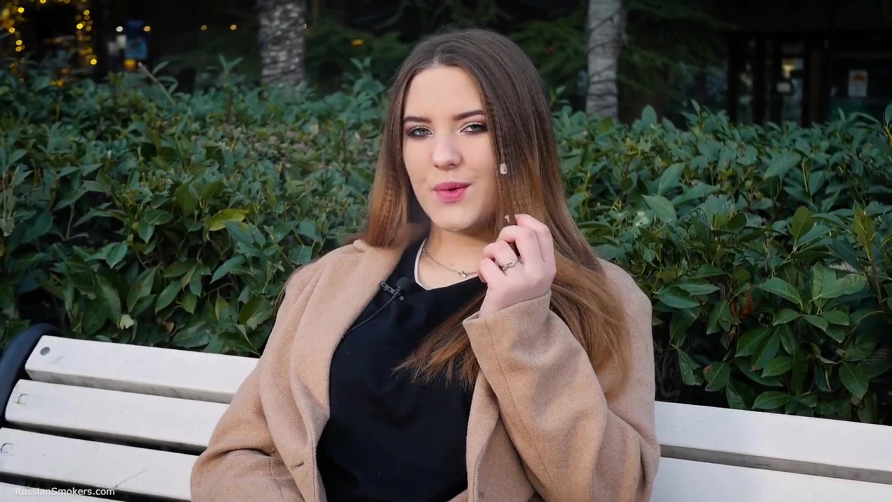 Rus kız öğle tatilini sigara içerek geçiriyor
