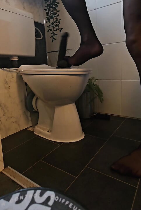 Sissy u čarapama jaše dildo, dio 1