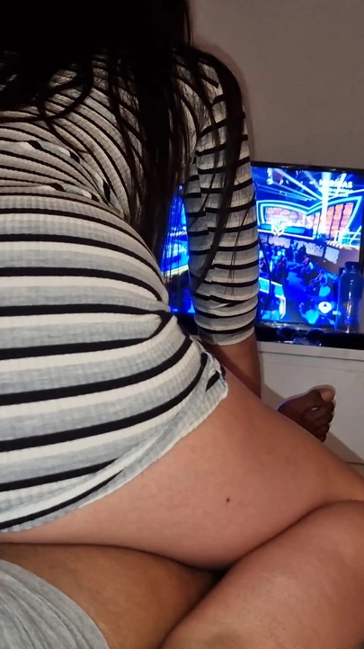 Momento emocionante de "Eu como a melhor amiga do meu namorado às mãos na festa da faculdade"