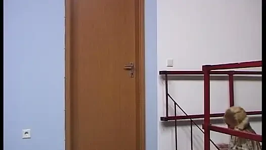 Çoraplı çekici Alman orta yaşlı seksi kadın boşalmadan önce büyük zenci yarağına biniyor