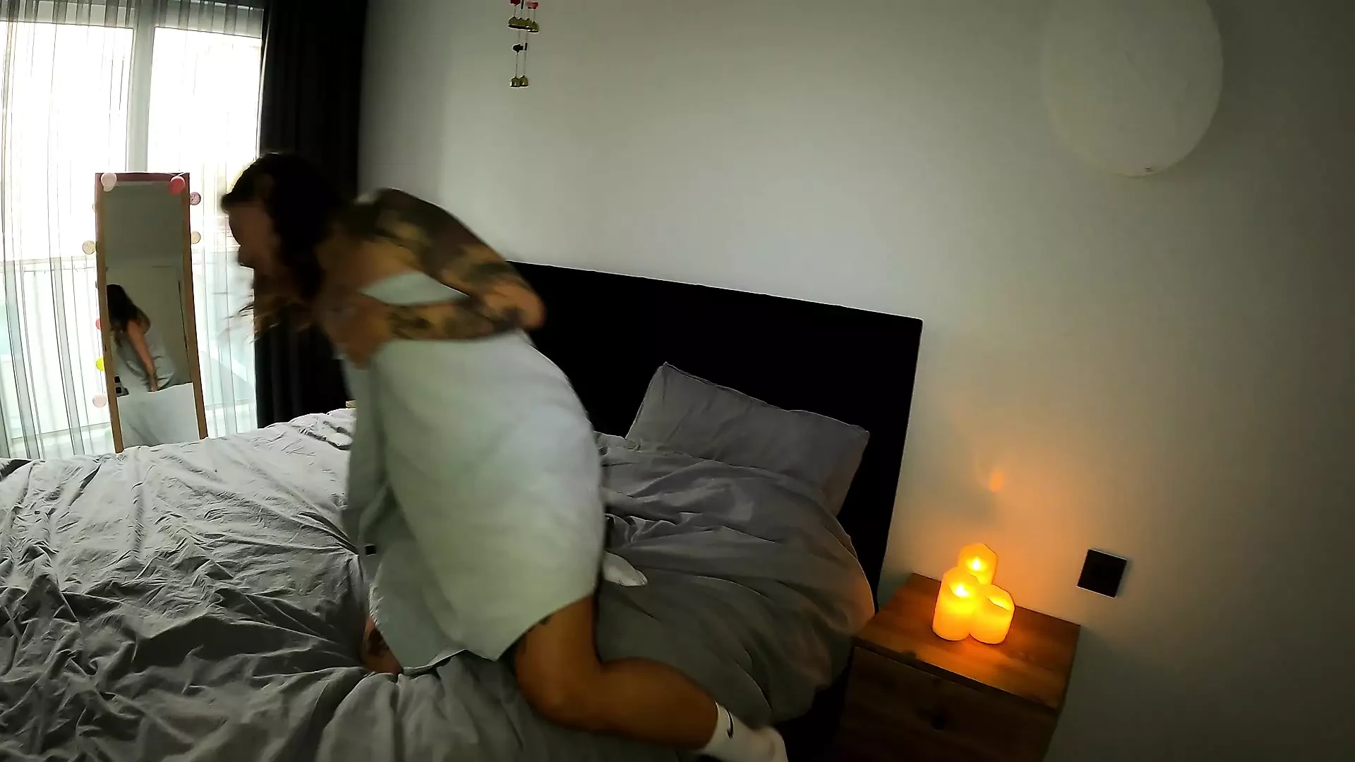 La matrigna pensava di essere sola a casa!