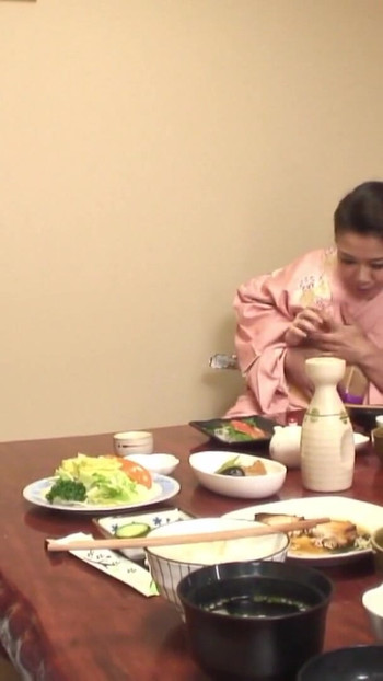 Must-see okamžik z "JAPONSKÁ KOČKA KOUŘÍ TVRDÉ PTÁKY, NEŽ JE OŠUKÁNA DO"