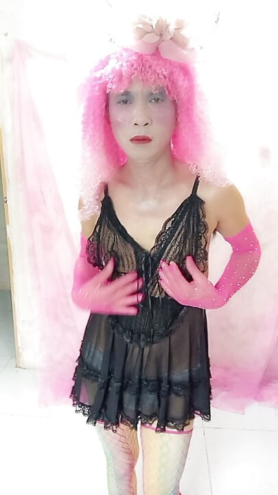 Oanh Le, transgénero, vestida com roupas sensuais, a espetar o pau