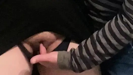 Gadis mesum ini lagi asik fingering memeknya di depan umum