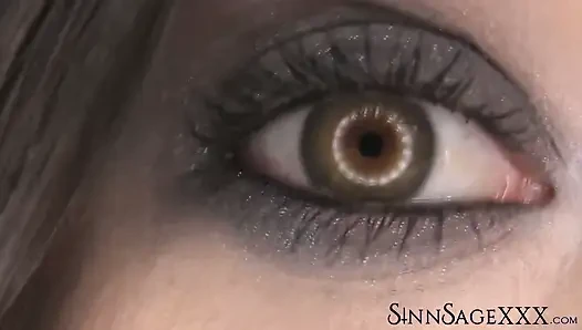 Sinn sage lagi asik hazel eyes - close up untuk tampilan kamera